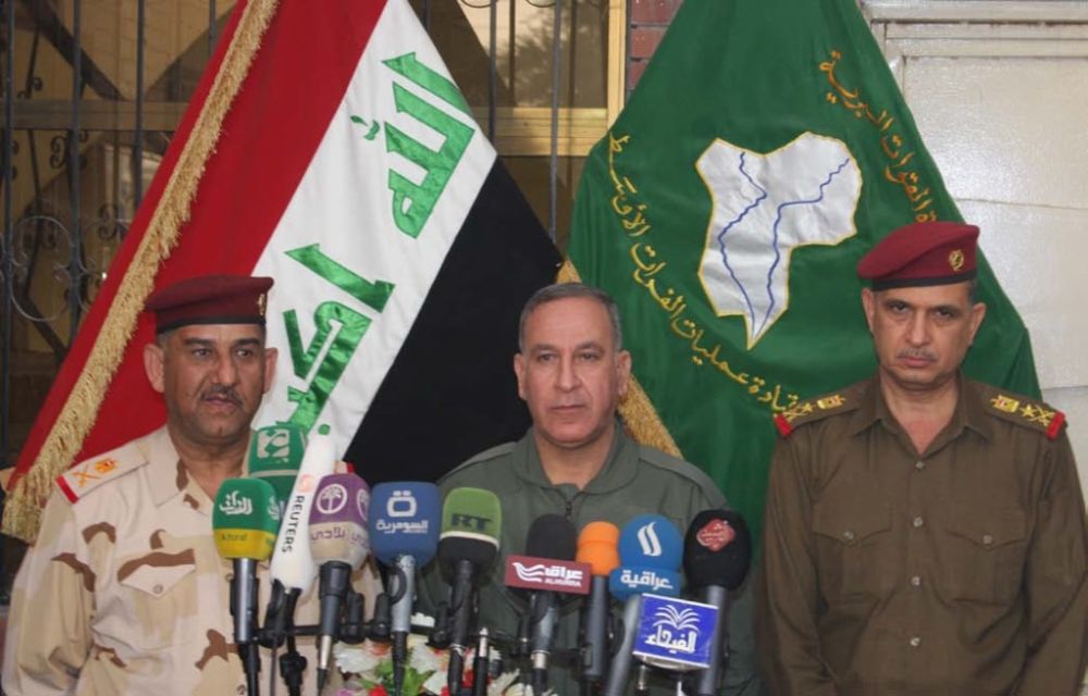Новый министр обороны Ирака, генерал-полковник Осман аль-Ганими (крайний справа). Слева – губернатор провинции Мосул, генерал-майор Ниджм Абделла аль-Джабури. В центре – бывший министр обороны Саадун ад-Дулейми. 