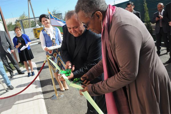 Посол США Памела Спратлен на церемонии открытия центра в Ургенче