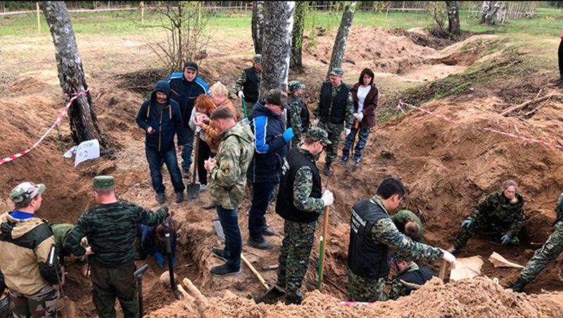 Эксгумация останков советских граждан - жертв нацистского режима - у деревни Жестяная Горка