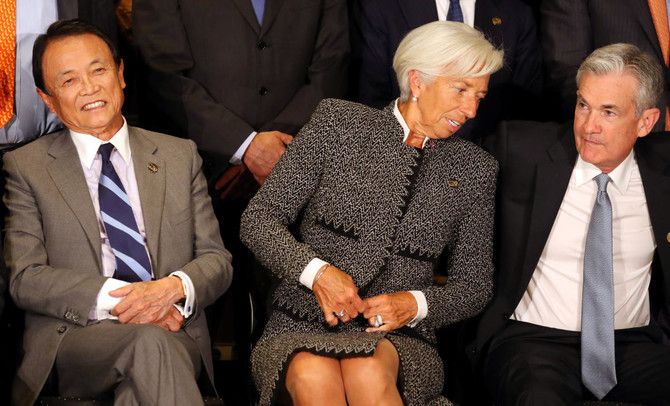 Глава ЕЦБ (с 2019 года) Кристин Лагард (в центре) и глава ФРС США Дж. Пауэлл (справа).