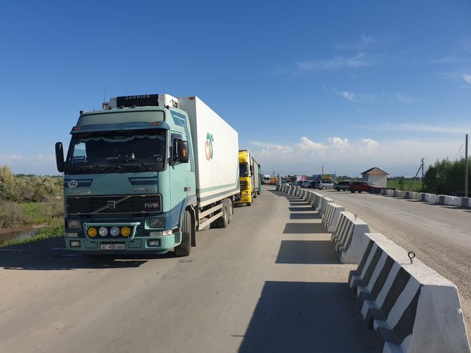 Как минимум раз в год, а то и чаще, на границе возникают заторы, после чего Нур-Султан и Бишкек обмениваются взаимными обвинениями в нарушении норм ЕАЭС и контрабанде товаров.