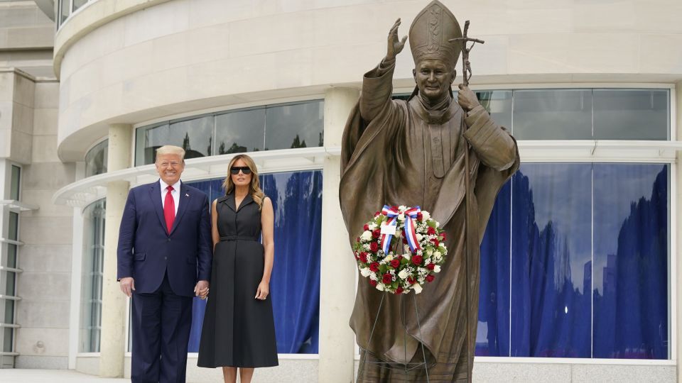 Чета Трамп перед «святилищем» папы Иоанна-Павла II. Фото: polandin.com