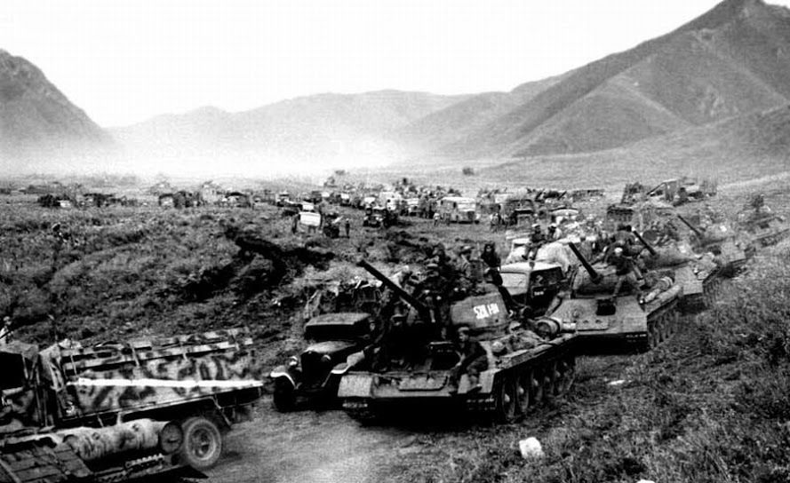 Колонна советских танков в Маньчжурии, август 1945 г.