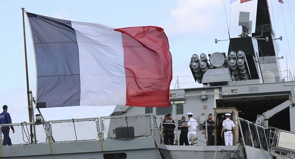 Французский корабль на маневрах в Средиземноморье