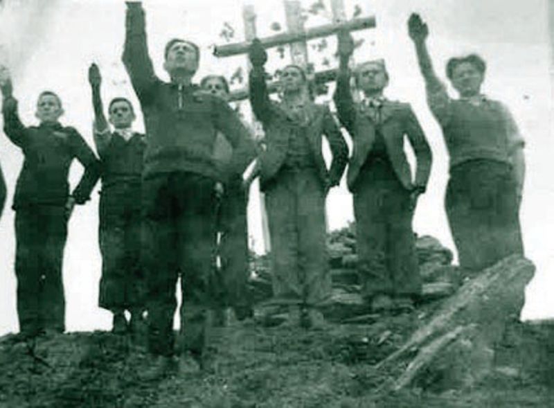Члены банды Иона Огорану в нацистском приветствии