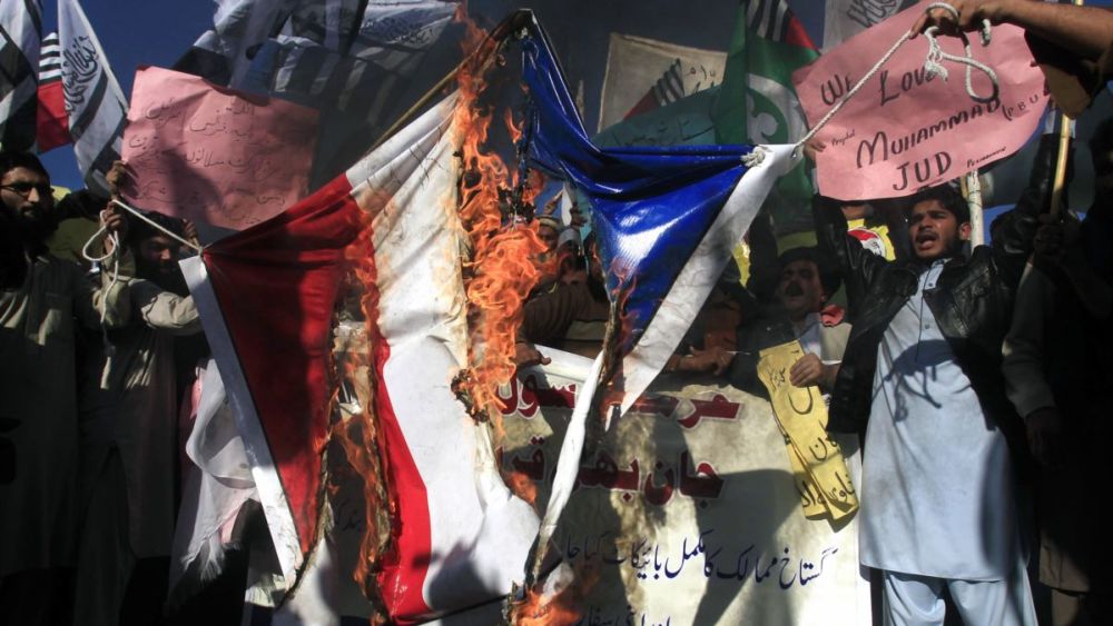 Исламские радикалы жгут французский флаг