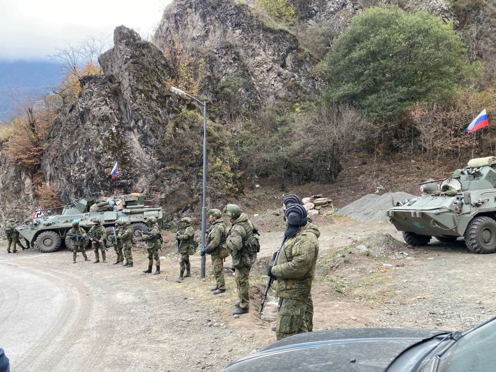 Российские миротворцы у монастыря в Дадиванке. Здесь будет установлен НП, который будет присматривать за храмом. 