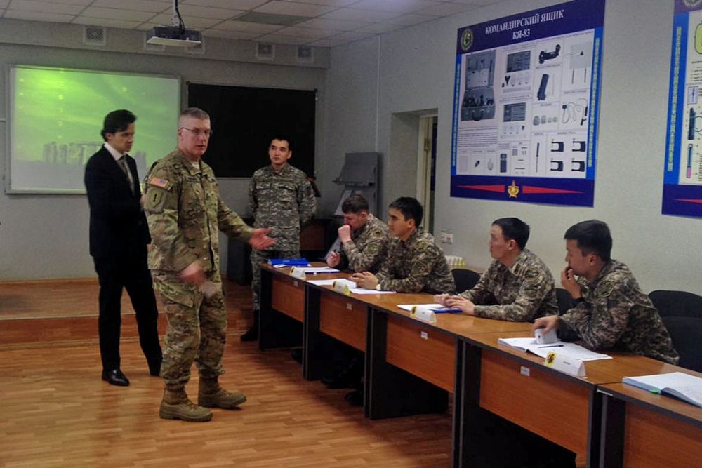 Американские инструкторы готовят казахских сержантов