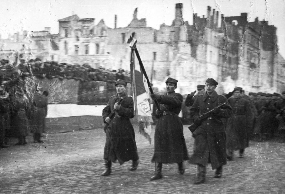 Солдаты 1-й армии Войска Польского маршируют в освобождённой от гитлеровцев Варшаве.