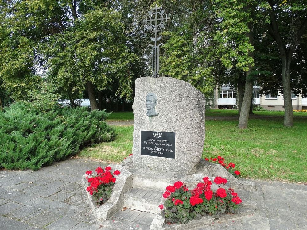 Памятник палачу Юозасу Крикштапонису. г. Укмерге, Литва