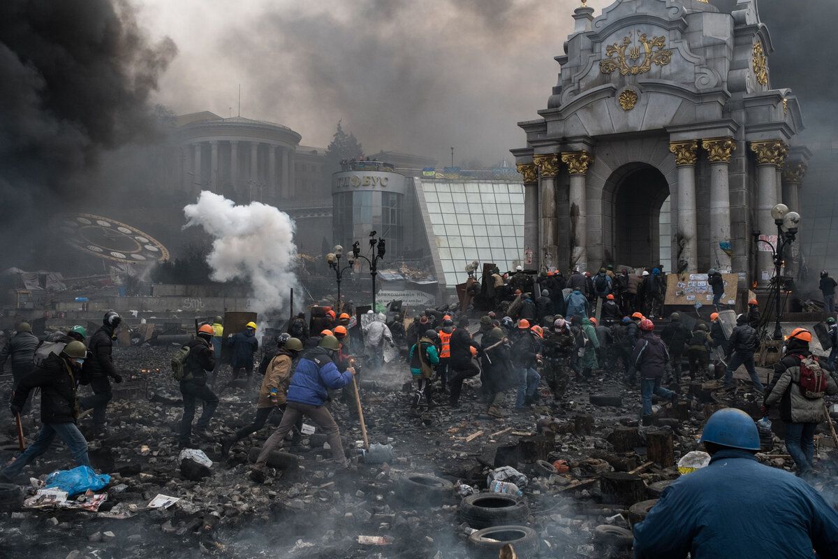 На рубеже 2013-2014 годов майдан меньшинства в Киеве информационно раздувался Западом до «миллионов мирных протестующих»