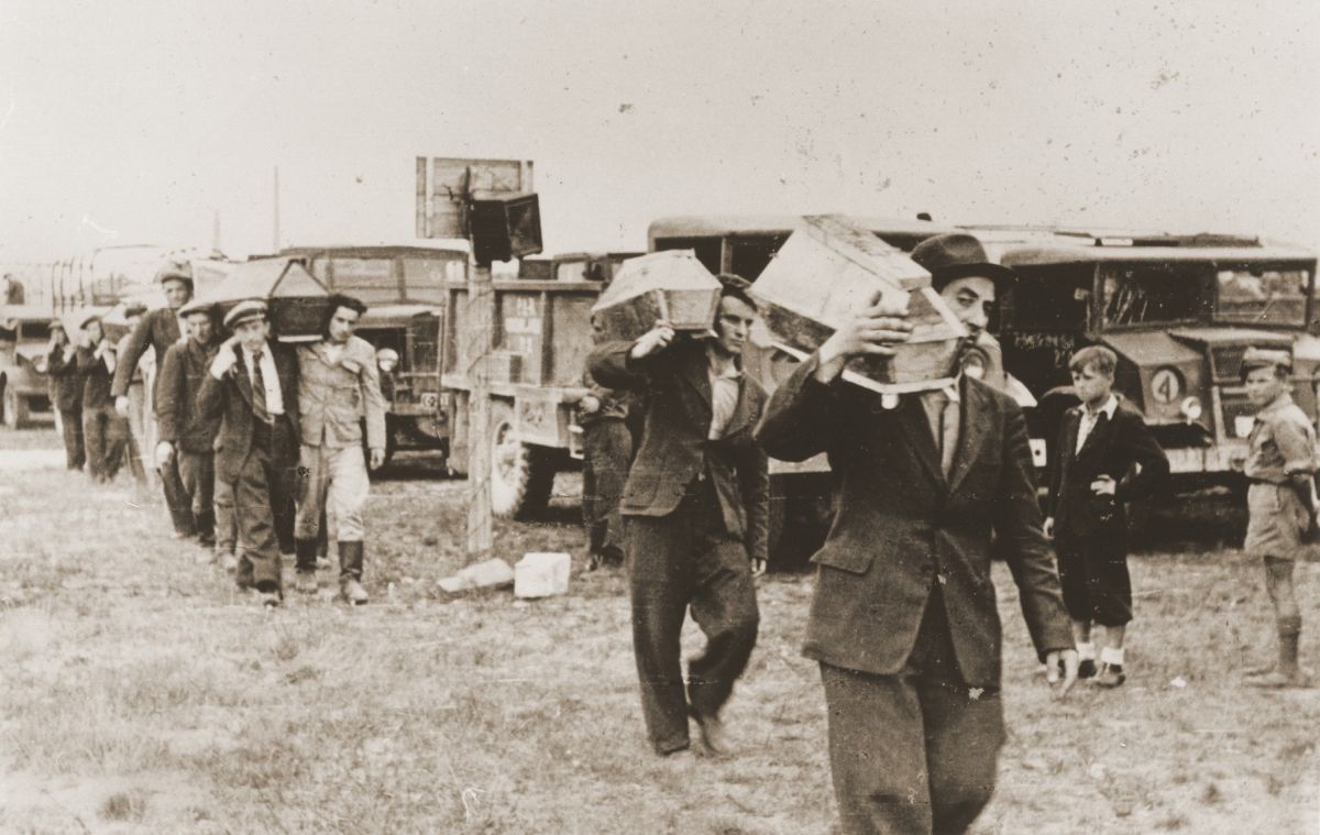 Похороны жертв еврейского погрома в Кельце 1946 г.