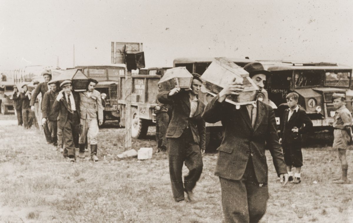 Похороны жертв еврейского погрома в Кельце 1946 г.