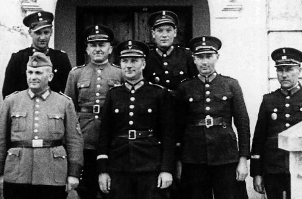 Польские полицаи вместе с гитлеровцами
