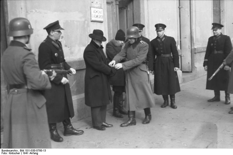 Польские полицаи вместе с немцами арестовывают евреев