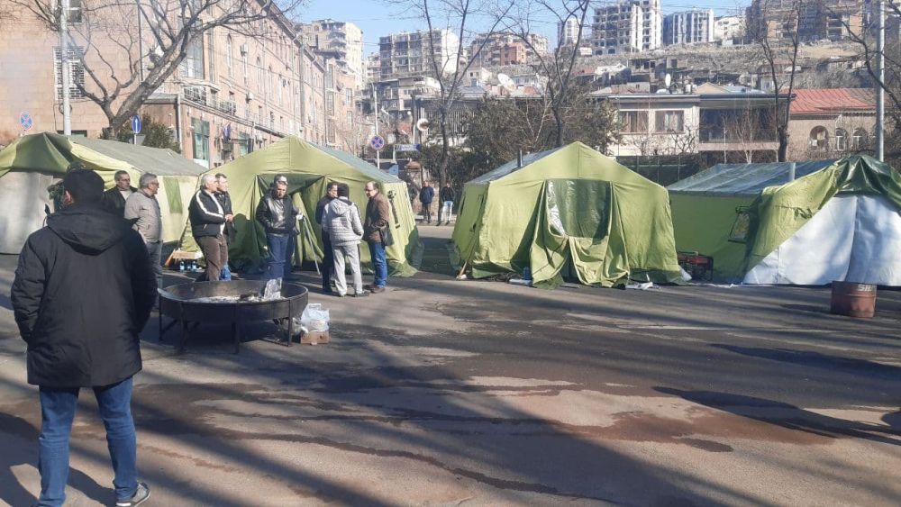 Ночь с четверга на пятницу представители оппозиционных партий провели на площади перед парламентом, где установлены палатки – протестующие не собираются уходить до тех пор, пока не добьются своего.