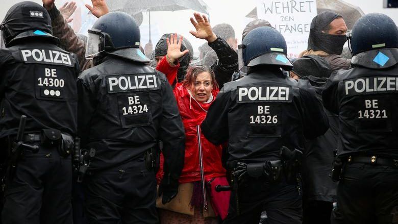 Европейцы протестуют против ковидных ограничений