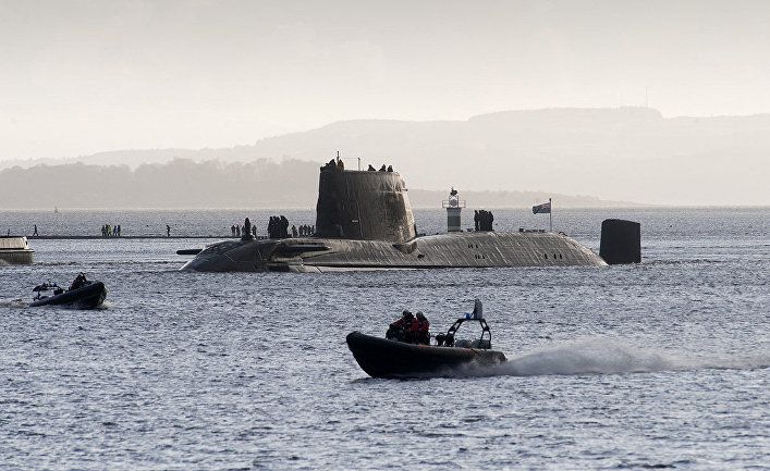 Британская атомная подлодка у берегов своей базы в Шотландии