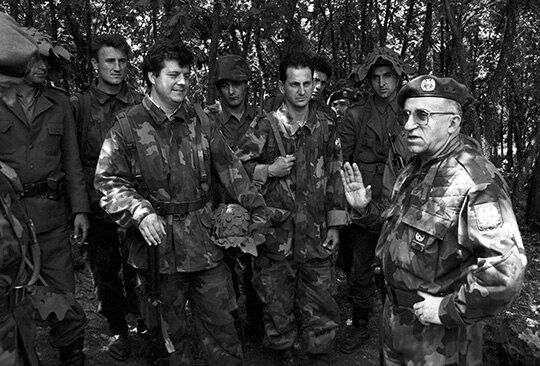 Генерал Владимир Лазаревич со своими бойцами на позициях в Косово
