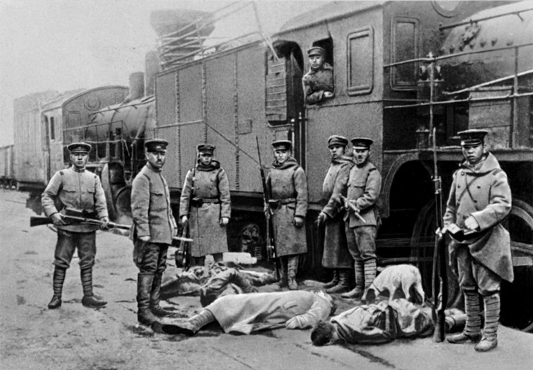 Японские интервенты и убитые ими железнодорожники.