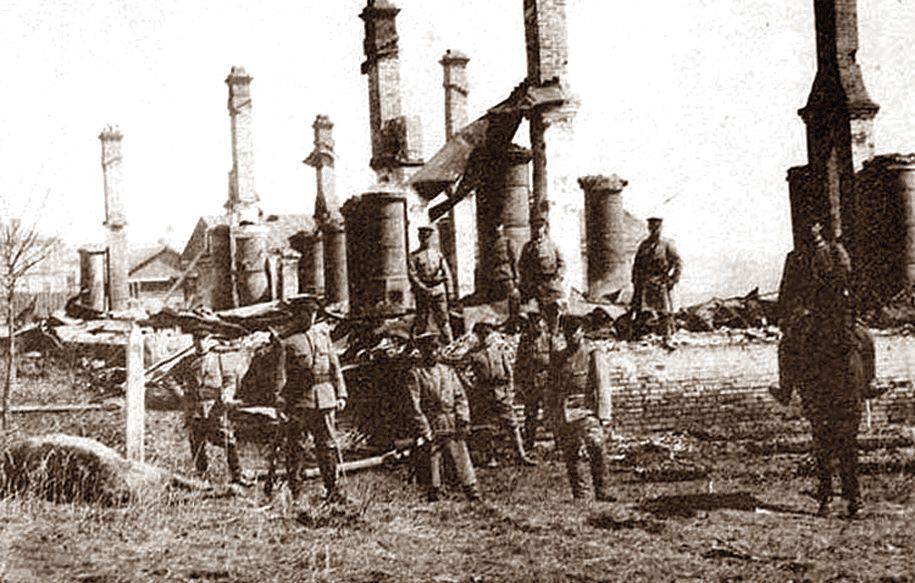 Японские интервенты у руин сожженного здания в Хабаровске, 5 апреля 1920 г.