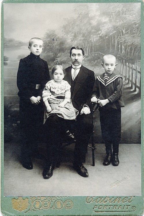 Николай Ильич Косыгин с детьми – Павлом, Марией и Алексеем (слева направо). Архив семьи А.Н. Косыгина