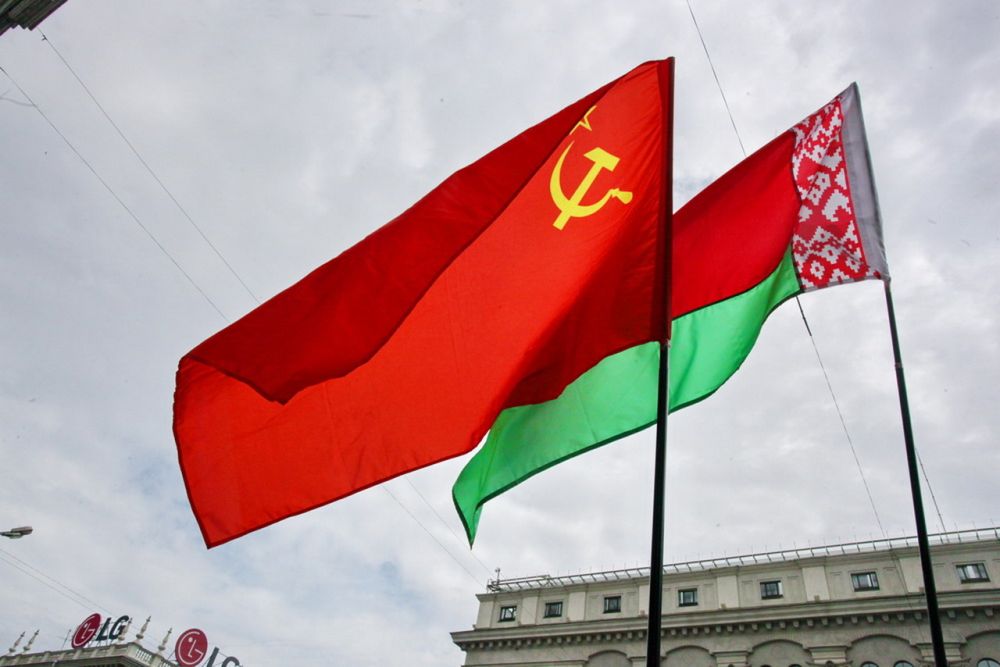 Флаги СССР и Белорусской ССР