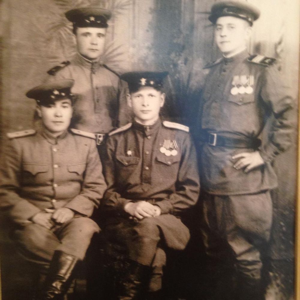 Гвардии майор Нуры Алиев (сидит слева) со своими сослуживцами. Берлин, май 1945 г.