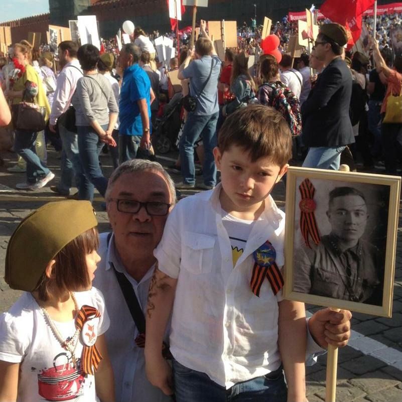 Режиссёр Мурад Алиев с внуками. Маленький Нуры держит портрет прадеда