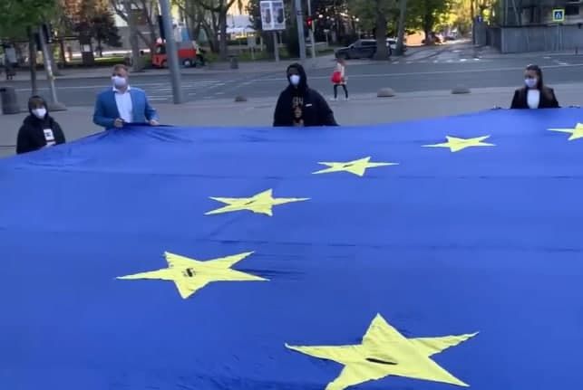 Флаг Европы в одиночестве – зрителей нет.
