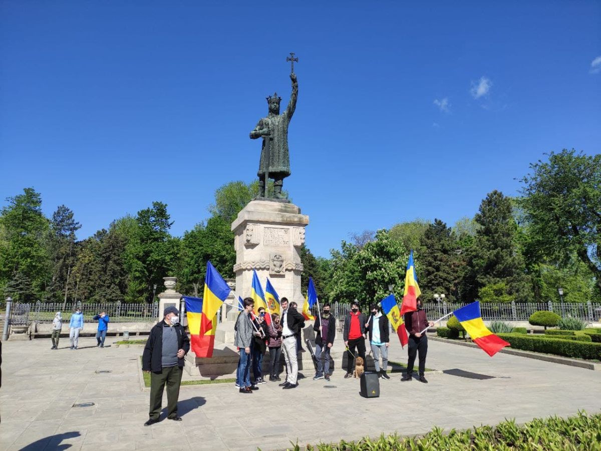 Унионисты собрались у памятника Штефану чел Маре.