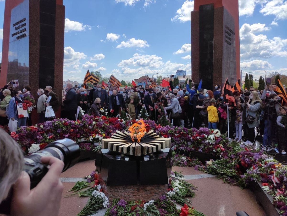 У Вечного огня на мемориале Воинской славы.