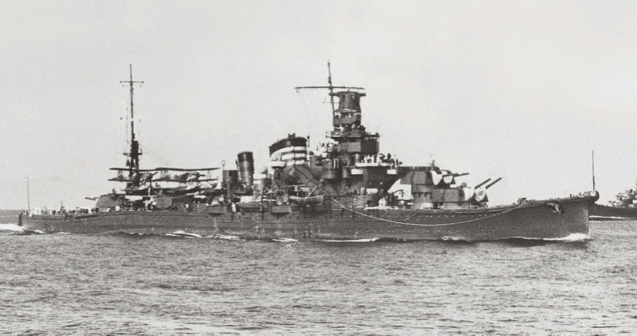  Японский крейсер.