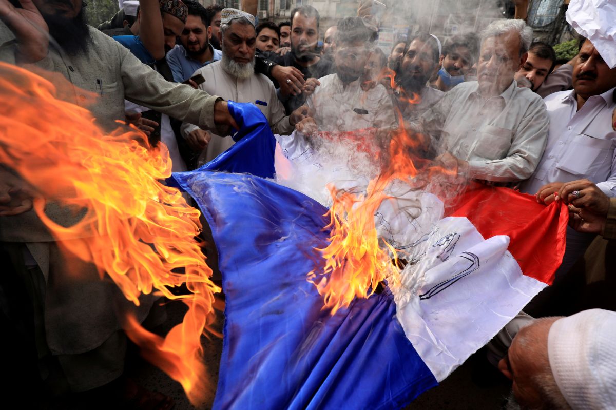 Мигранты жгут французский флаг