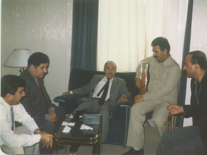 Будущий президент Ирака Джаляль Талабани на встрече с лидером РПК Абдуллой Оджаланом, которого в Турции называют террористом №1 (отбывает пожизненное заключение)