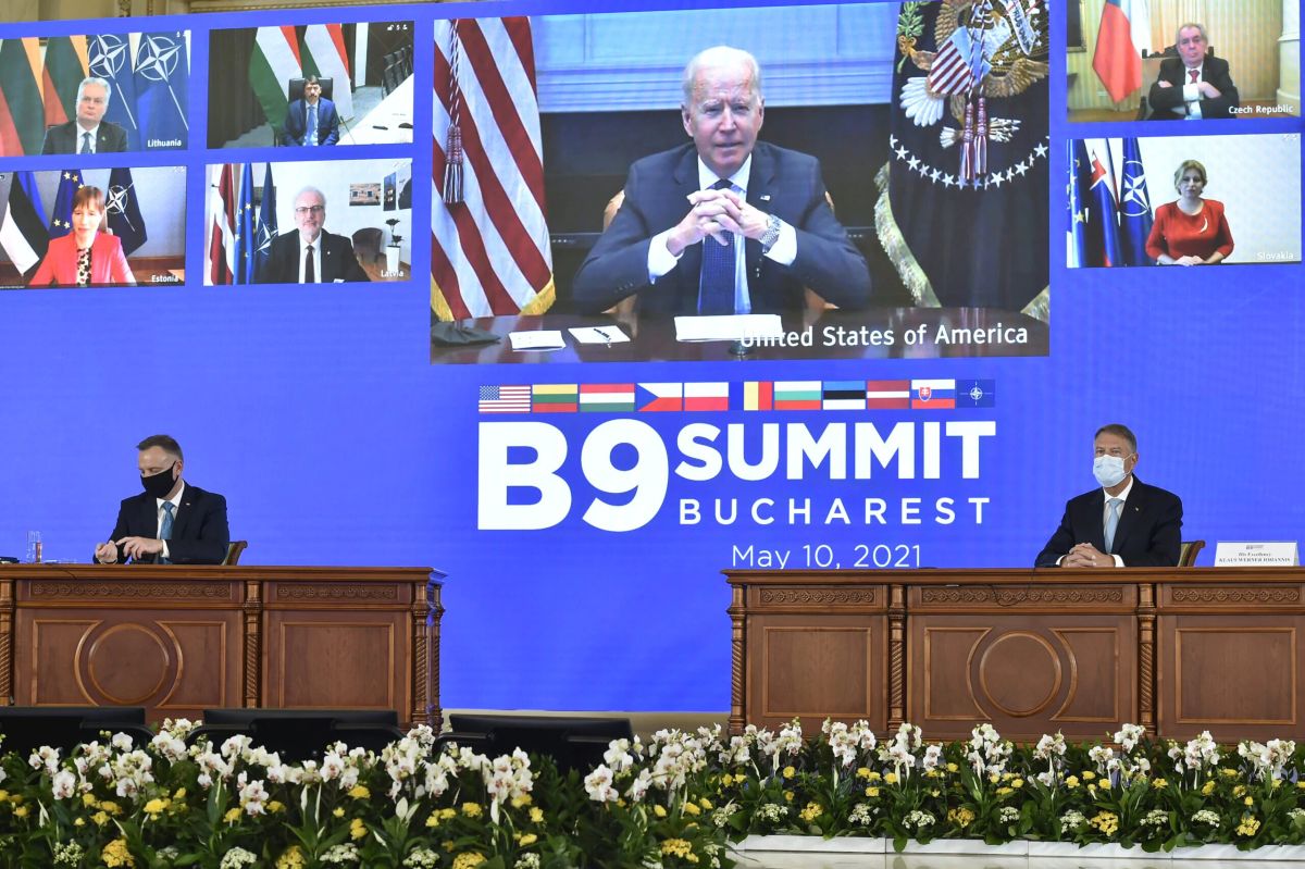 Джо Байден выступает на саммите «бухарестской девятки».