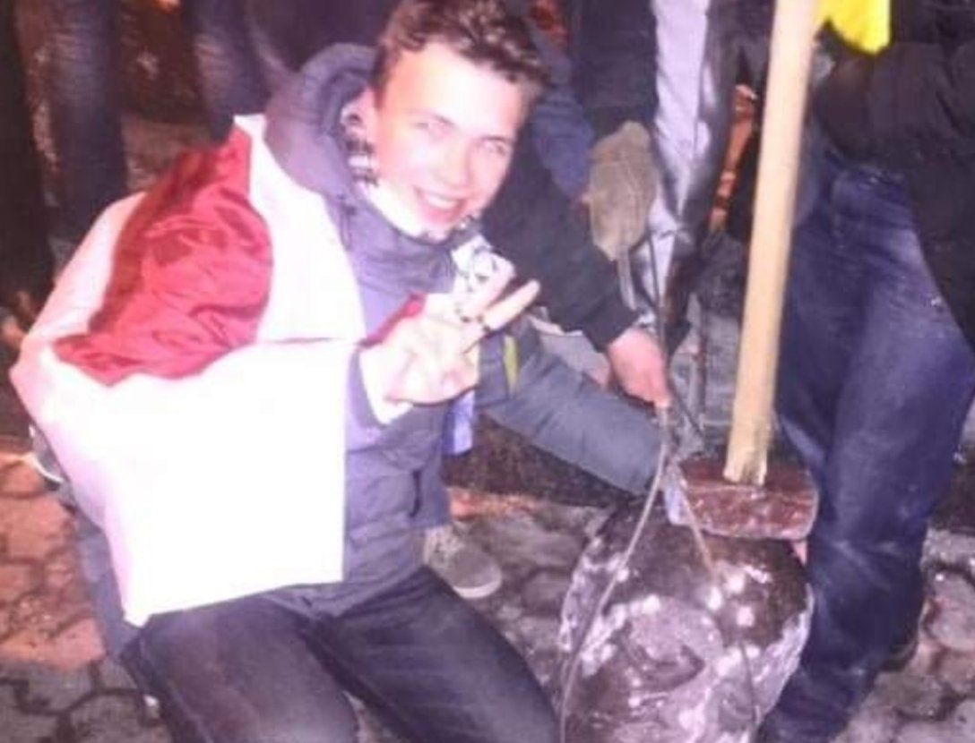 «Журналист» Протасевич на снесённом памятнике Ленину в Киеве во время «революции гидности»