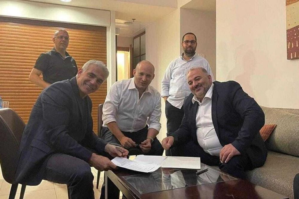 Я. Лапид, Н. Беннет и Мансур Аббас подписывают коалиционное соглашение