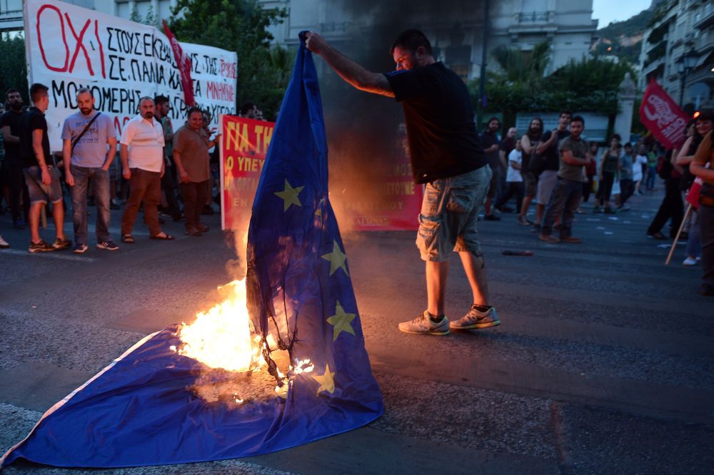В Афинах жгут флаг ЕС