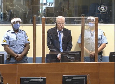 Генерал Младич в окружении охранников во время оглашения приговора Апелляционной палаты МОМУТ 8 июня 2021 г.