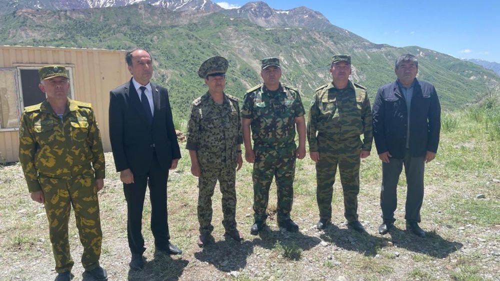 Члены делегации двух стран по делимитации и демаркации кыргызско-таджикской госграницы. 5 июня 2021 года