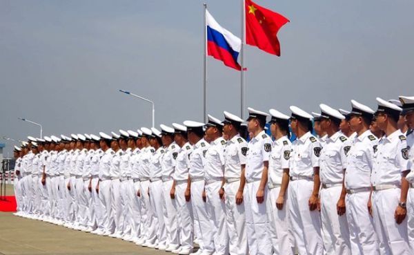 Военные моряки РФ и КНР в совместном строю