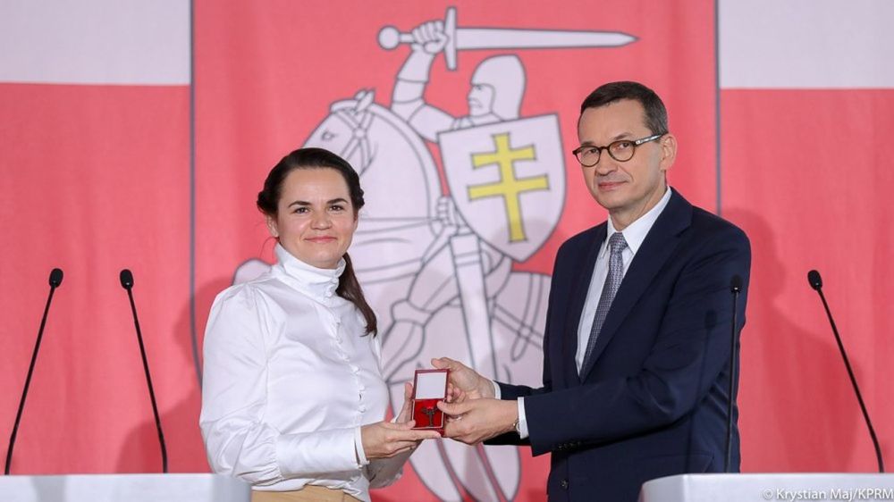 «Президент» Тихановская получает из рук премьер-министра Польши ключи от варшавской виллы