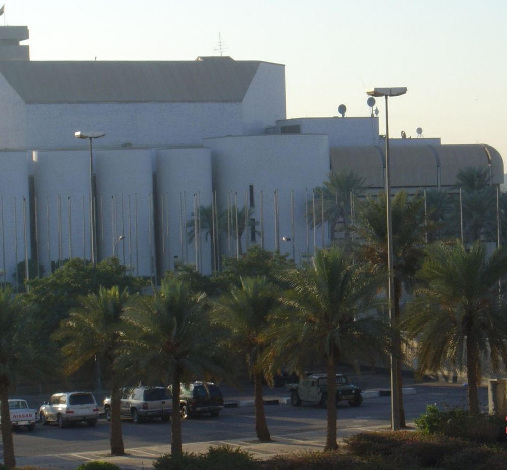 В этом здании происходил подсчет голосов «первых демократических выборов» 2005 года. Ныне здесь располагается парламент Ирака.