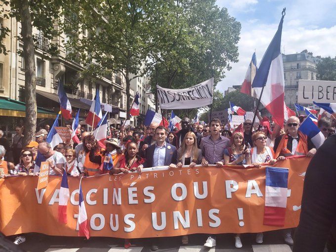Франция: санитарные пропуска, сопротивление улицы и девальвация власти