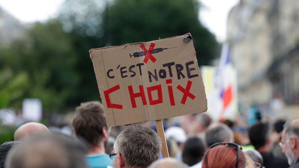 Франция: санитарные пропуска, сопротивление улицы и девальвация власти