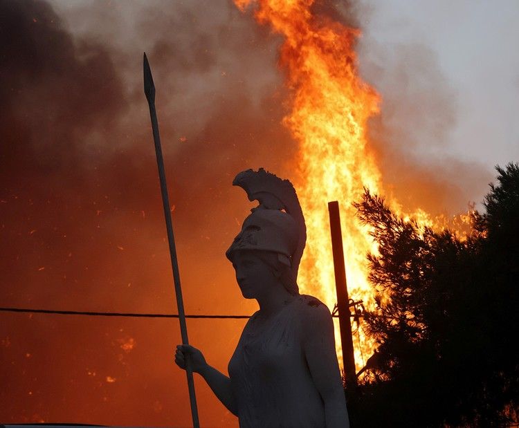 Статуя Афины на фоне пожаров в пригороде Афин.
