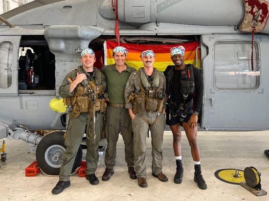В апреле 2021 г. командир вертолета лейтенант ВМС США Трэвис Экерс опубликовал в Twitter фотографию своего экипажа, в составе которого все – открытые геи.