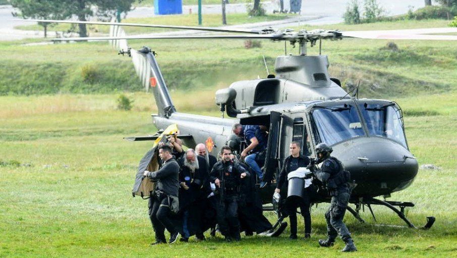 Столкновения и баррикады на дорогах вынудили церковную делегацию из Белграда добираться к монастырю на вертолёте под охраной спецназа.