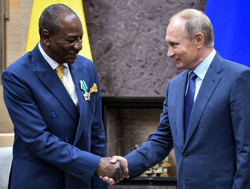 Президент России вручает орден дружбы президенту Гвинеи А. Конде